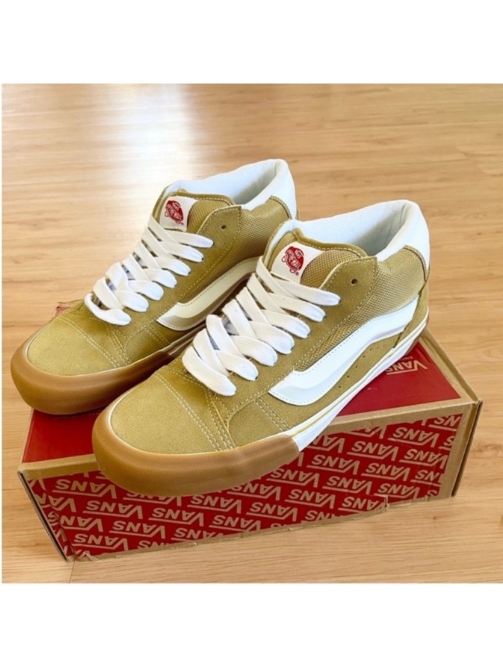 Vans KNU MID UNISEX - Skate shoes
Women 8.0 US